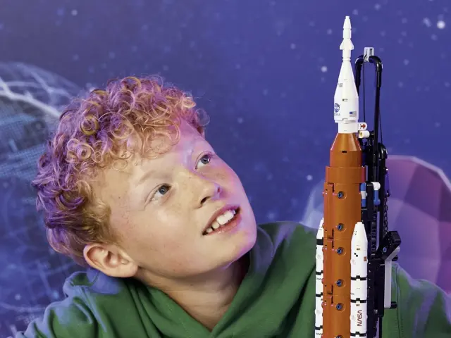 Construye una nave que hará historia.