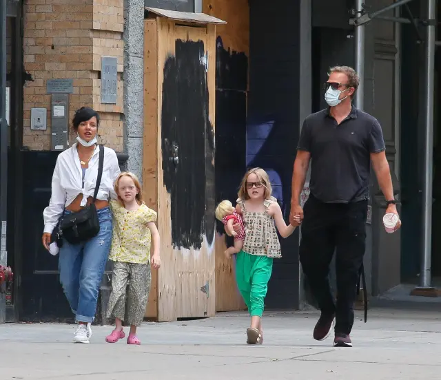 Lily Allen y David Harbour con las hijas de la cantante por Nueva York