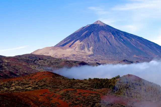El parque nacional del Teide, declarado Patrimonio de la Humanidad por la Unesco en 2007, se encuentra en el centro de la isla de Tenerife. Uno de sus símbolos más destacados es, sin duda alguna, el propio volcán del Teide, el pico más alto de toda España. Este cuenta con un teleférico, y desde la estación superior, situada a 3555 metros, es posible disfrutar de unas vistas únicas al parque, a la isla de Tenerife y al resto del archipiélago. Aquí se pueden admirar curiosas formaciones rocosas como el Roque Cinchado, plantas endémicas de las canarias como el tajinaste rojo, e incluso aprender sobre las constelaciones y los planetas en un tour nocturno.