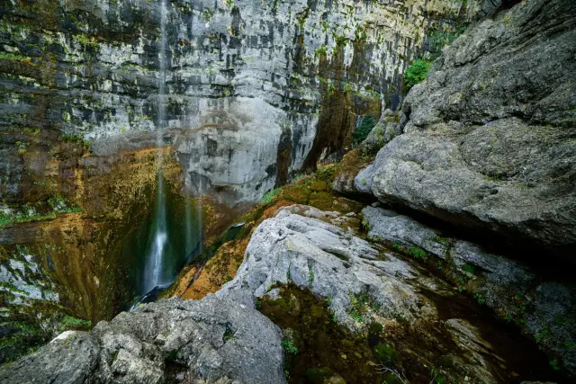 Al sur de la capital albaceteña, en el Parque Natural Sierras de Cazorla, Segura y las Villas, nos topamos con un enclave natural impresionante: el nacimiento del río Mundo. El mejor momento para visitarlo es después de la época de lluvias, cuando se produce el fenómeno del reventón y las aguas del río caen con un gran estruendo.