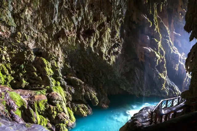 Cueva en el Monasterio de Piedra.