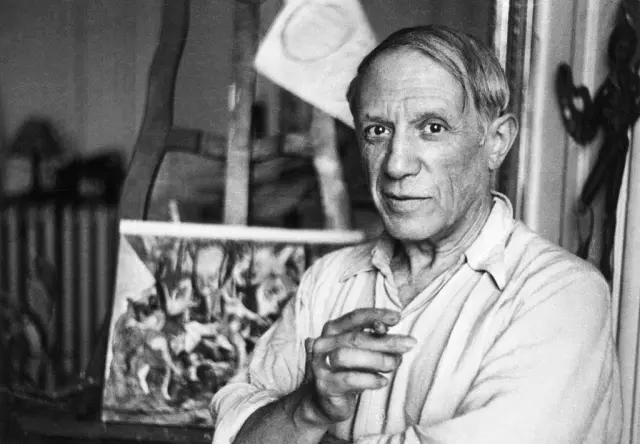 Pablo Picasso en su estudio de París, en 1920.