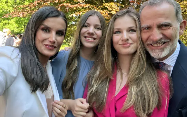 El 'selfie' de la familia Real en la graduación de la princesa Leonor