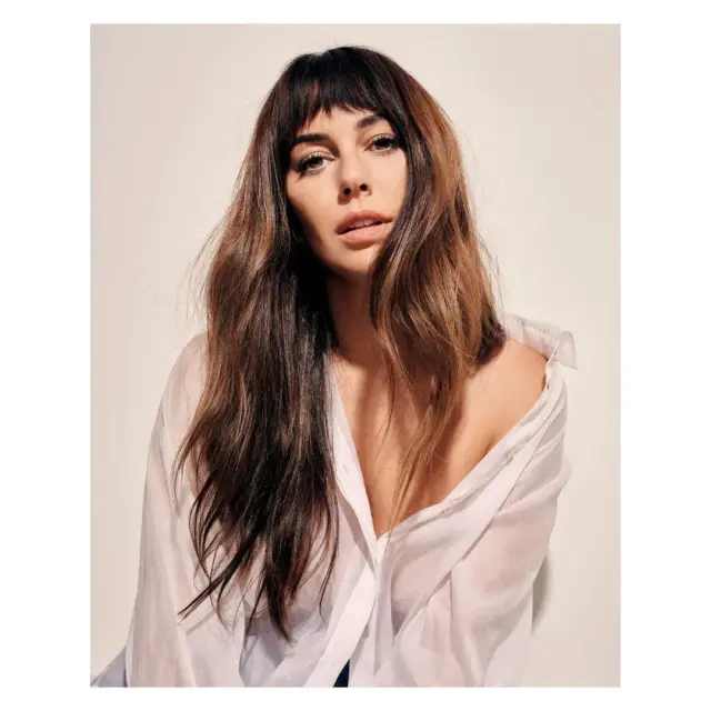 corte de pelo en capas medianas con flequillo lateral