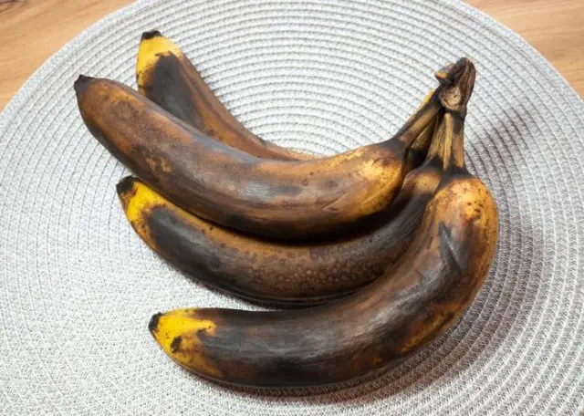 Racimo de plátanos maduros.