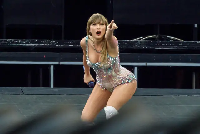 Taylor Swift actúa en uno de sus conciertos del Eras Tour 2024 por Europa.