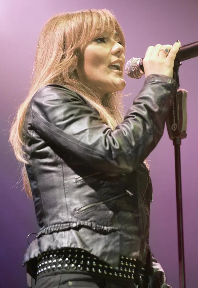 En la cresta del éxito, en noviembre de 2007, pocas semanas antes de la edición de Más guapa, Amaia Montero anunciaba su salida del grupo para comenzar una carrera en solitario.