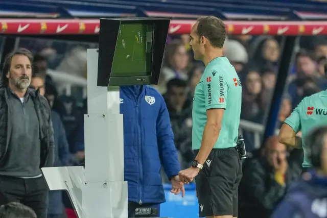 El árbitro Mario Melero López revisando el VAR.