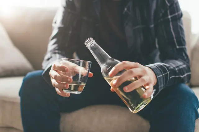 Una persona consumiendo alcohol
