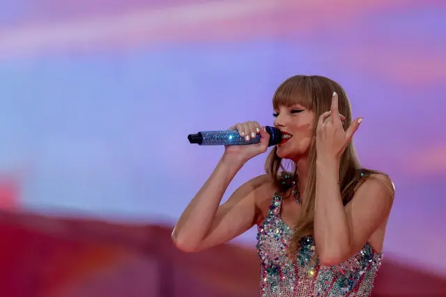 29/05/2024 La cantante Taylor Swift durante la primera de sus dos actuaciones en el Estadio Santiago Bernabéu, a 29 de mayo de 2024, en Madrid (España). La artista estadounidense Taylor Swift actúa hoy y mañana, 30 de mayo, en el nuevo Estadio Santiago Bernabéu de Madrid en el marco de la etapa europea de 'The Eras Tour'. La gira en Europa, que incluye más de una veintena de fechas, arrancó el 9 de mayo de 2024 en París y finaliza el 17 de agosto en Londres. AVISO: Se permite el uso de estas fotografías únicamente con fines informativos y editoriales. Queda totalmente prohibido el uso de las mismas como “imagen de portada” principal, ya sea impresa o electrónica, de revista o libro alguno. En caso de incumplimiento de lo aquí dispuesto el medio infractor eximirá totalmente a Europa Press frente a cualquier reclamación de terceros. CULTURA Ricardo Rubio - Europa Press