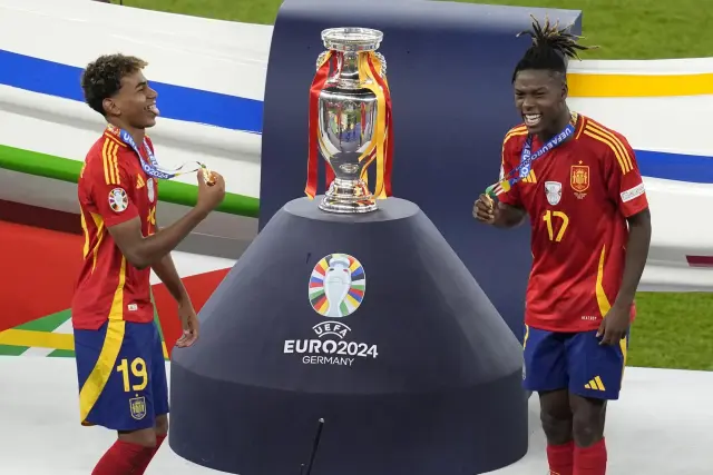 Lamine Yamal y Nico Williams, tras ganar la Eurocopa 2024 con la selección española.