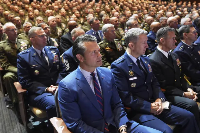 El secretario de Defensa de EEUU, Pete Hegseth (centro), sentado junto a altos mandos militares estadounidenses.