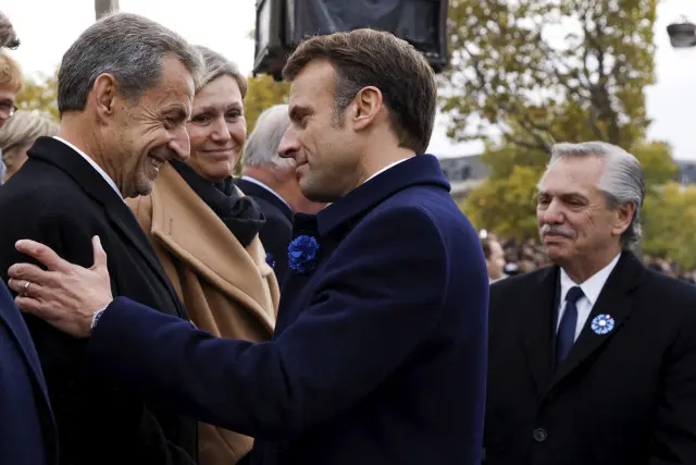 El presidente de Francia, Emmanuel Macron, saludando al expresidente Nicolas Sarkozy, en una imagen de archivo.