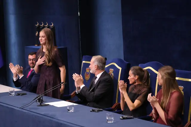 La princesa Leonor, el Rey Felipe VI, la Reina Letizia y la infanta Sofia durante la ceremonia de los Premios Princesa de Asturias 2025 celebrados en el Teatro Campoamor, a 24 de octubre de 2025, en Oviedo.