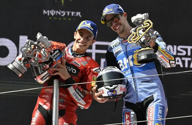 Marc y Álex Márquez en el podio del GP de Barcelona.