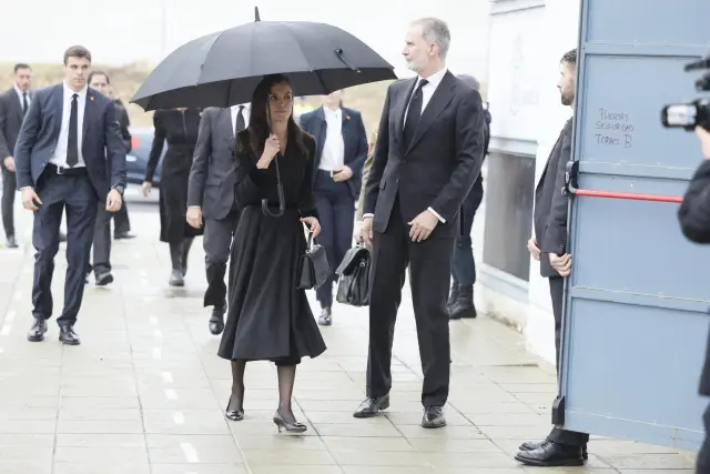 El rey Felipe y la reina Letizia a su llegada al funeral que se celebra este jueves en Huelva para acompañar a los familiares de las 45 víctimas mortales del accidente ferroviario de Adamuz.