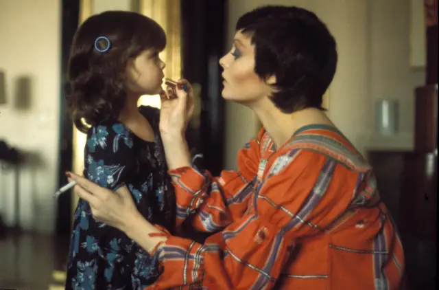 Madrid - España - 1974Rocio Durcal y su hija Carmen en su casa de Madrid.©Gianni Ferrari / COVER *** Local Caption *** Madrid - Spain - 1974 Rocio  Durcal and its daughter Carmen in its house of Madrid.  ©Gianni Ferrari / COVER