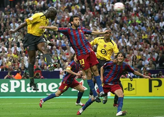 El <strong>central inglés del Arsenal Sol Campbell</strong>, en el momento en que remató de cabeza un centro desde la banda de Henry y adelantó a los Gunners en la primera parte.