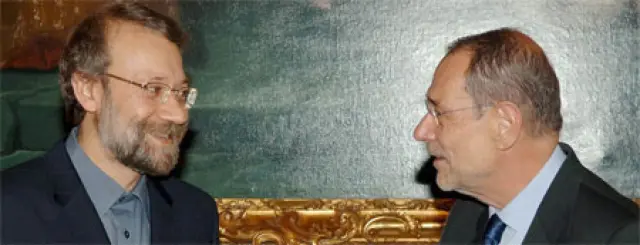 El responsable de la política exterior de la Unión Europea, Javier Solana (dcha.) saluda al director del Consejo de Seguridad Nacional de Irán Ali Larijani.(Hopi Media/Bernhard Holzner)