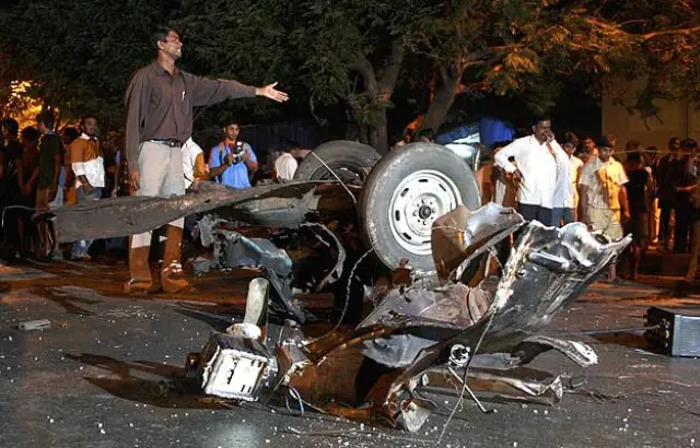 Restos de un coche tras la explosión de una bomba en la ciudad india.