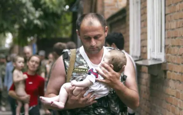 Un policía ruso sostiene en brazos a uno de los bebés liberados del secuestro de la escuela de Beslan, en Osetia del Norte. Un grupo de terroristas chechenos armados asaltaron el colegio y mantuvieron como rehenes a centenares de alumnos, madres y profesores. Durante la liberación de la escuela murieron 331 personas, la mayoría niños.