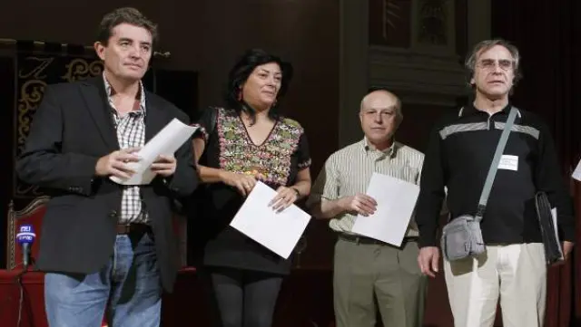 De izquierda a derecha, el poeta Luis García Montero, la escritora Almudena Grandes, el poeta Javier Lostalé y el profesor Miguel Ángel Sánchez del Valle, promotor del manifiesto.