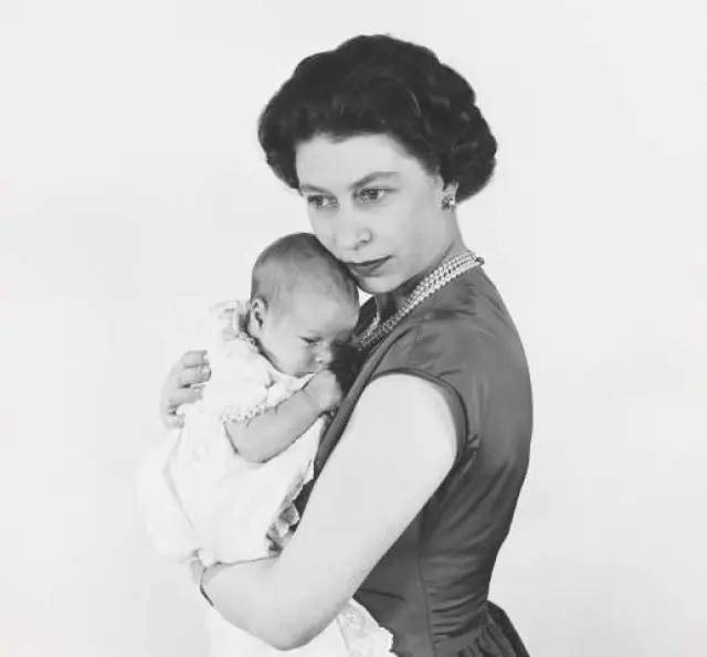 Imagen de la reina Isabel II de Inglaterra sosteniendo al príncipe Andrés en 1960, y que forma parte de la exposición "Queen Elizabeth II by Cecil Beaton: A Diamond Jubilee Celebration", abierta en Londres con motivo del sexagésimo aniversario de Isabel II en el trono y que recorre diferentes momentos de la vida de la soberana capturados por el fotógrafo británico Cecil Beaton