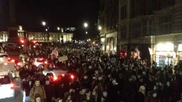Miles de personas se dirigen al Parlamento británico ataviados con máscaras de 'V de Vendetta'.
