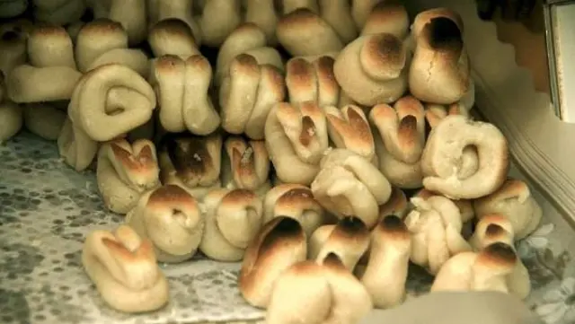 Varias figuritas de mazapán: almendras y azúcar.