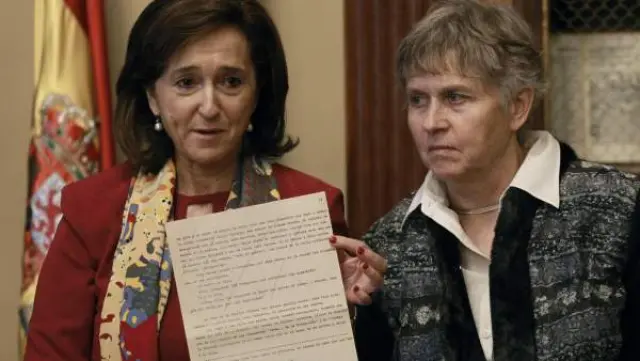La directora de la Biblioteca Nacional, Ana Santos Aramburu (i), durante la presentación de un manuscrito inédito de La colmena, la novela de Camilo José Cela.
