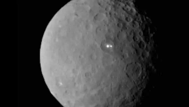 Dos misteriosos destellos en la superficie del planeta enano Ceres.
