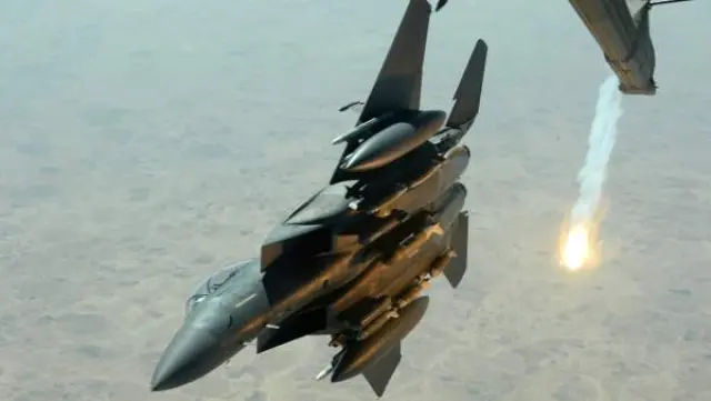 Caza F-15E Strike Eagle de Estados Unidos tras un reabastecimiento en vuelo