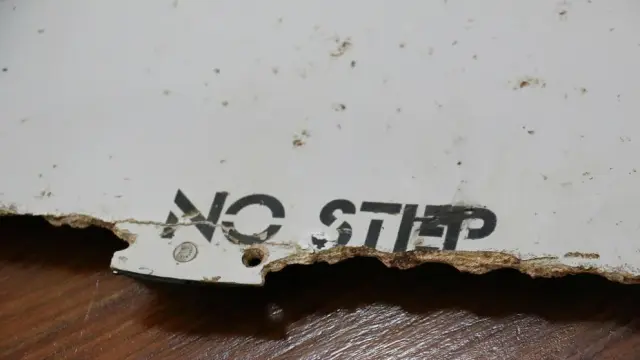 Hallan dos fragmentos del vuelo MH370 de Malaysia Airlines en Mozambique