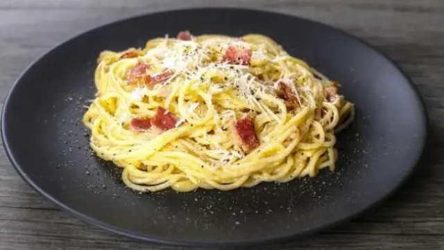 Una de las salsas clásicas para la pasta y también una forma muy sencilla de cabrear a los italianos. Porque, aunque sea lo habitual en muchas casas y restaurantes, resulta que la auténtica carbonara no se prepara con nata. Aquí te explicamos cómo cocinarla en condiciones