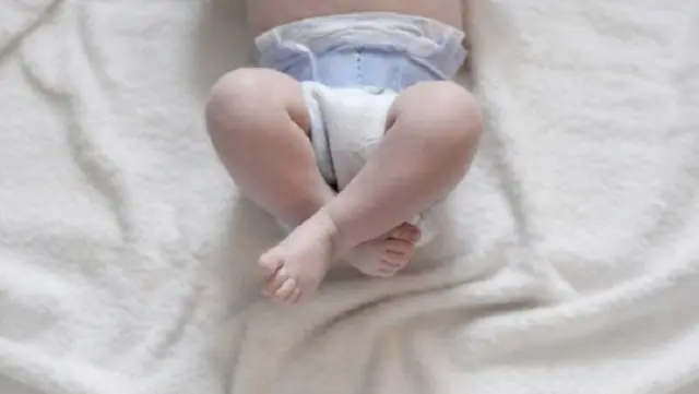 Un bebé de corta edad con un pañal.