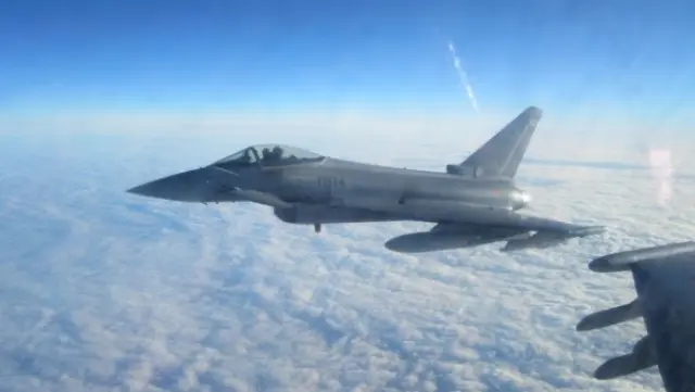 Un Eurofighter español sobrevolando el mar Báltico en misión de la OTAN.