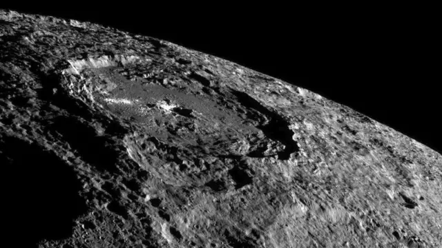 Fotografía del planeta enano Ceres realizada por la sonda Dawn, que hace tres años entró en la historia de la astronomía por ser la primera nave en adentrarse en la órbita de un planeta enano.