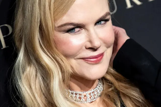 La actriz australiana Nicole Kidman posa sonriente sobre la alfombra roja, durante la 26ª celebración anual de ELLE Women, en Beverly Hills, California (EE UU).