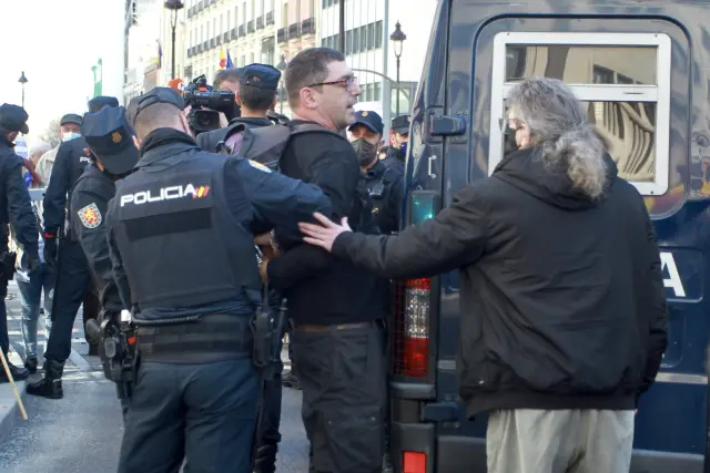 Momento en el que Santiago de la Iglesia es detenido.