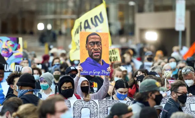 Manifestantes durante la primera jornada del juicio contra el expolicía Derek Chauvin por la muerte de George Floyd, en Mineápolis, Minnesota (EE UU).