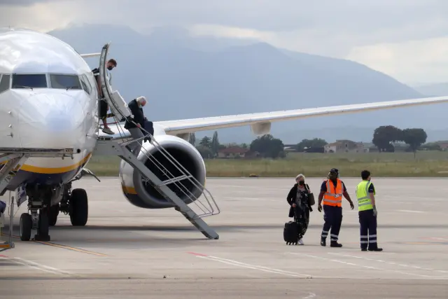 Pasajeros de Ryanair bajando del avión procedente de Londres que ha aterrizado este miércoles en el Aeropuerto de Girona.