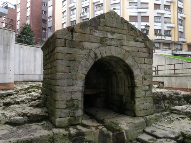 En Oviedo se encuentra esta fuente construida en la Alta Edad Media por órdenes de Alfonso III con un importante simbolismo religioso. Hoy en día, se la considera el monumento civil en uso continuado más antiguo de España.