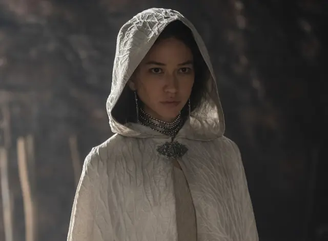 Sonoya Mizuno interpreta a un personaje que llegó a Poniente sin nada, y fue vendida más veces de las que puede recordar. Podría haberse marchitado... pero en lugar de eso, se convirtió en la aliada más confiable, y menos probable, del Príncipe Daemon Targaryen, el heredero al trono.