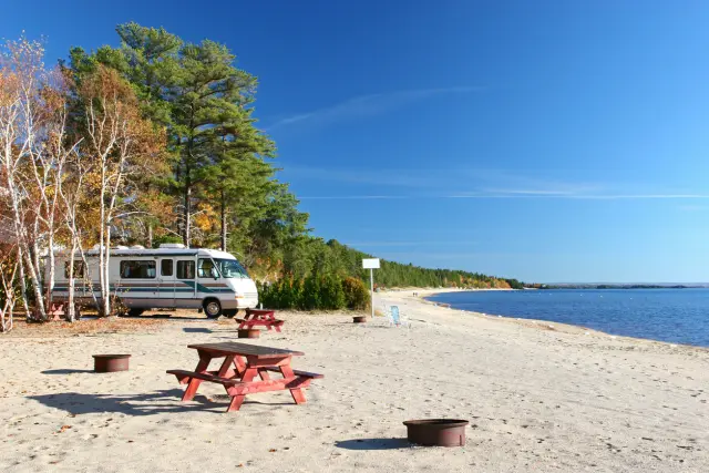 Autocaravana en la playa.