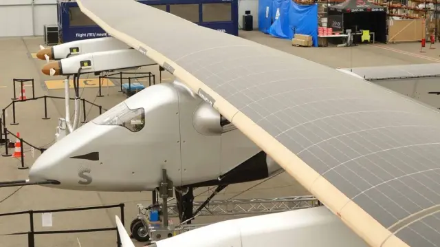 El avión se alimenta de la energía que recoge de sus propias placas solares.