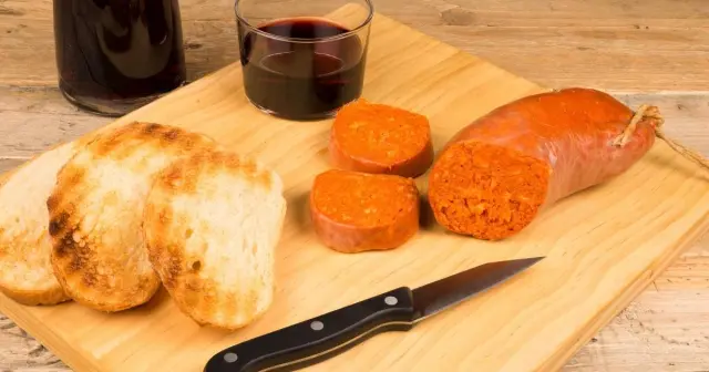 Si hay dos productos bandera de las islas Baleares -además de la ensaimada-, son la sobrasada y el queso de Mahón. Esta tapa junta los dos ingredientes sobre un trozo de pan y hace la combinaación perfecta.