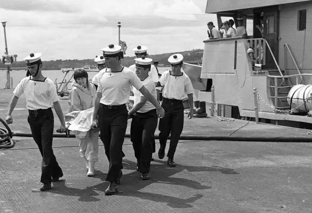 Miembros de la Armada irlandesa recuperan un cadáver del vuelo 182 de Air India en junio de 1985, tras el atentado terrorista contra el avión, en el que murieron 329 personas.