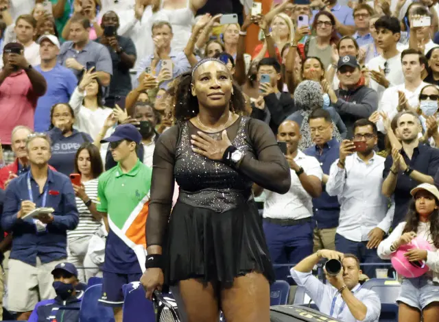 Serena Williams hace un gesto de despedida al público de Flushing Meadows.