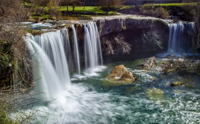 Este impresionante salto se encuentra en el pueblo de Pedrosa de Tobalina y está formado por las aguas del río Jerea. Constituye una de las principales atracciones de Burgos gracias a sus más de 20 metros de altura, además de la piscina natural que crea de más de 100 metros de longitud. Todo ello en un entorno excepcional donde la protagonista es la naturaleza.