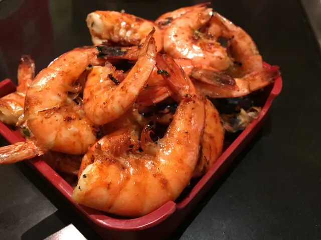 Es lo mismo que con la langosta. A no ser que el local destaque por su marisco, tienes muchas opciones de comer gambas que no son frescas. Si además aparecen como aperitivo, desconfía.